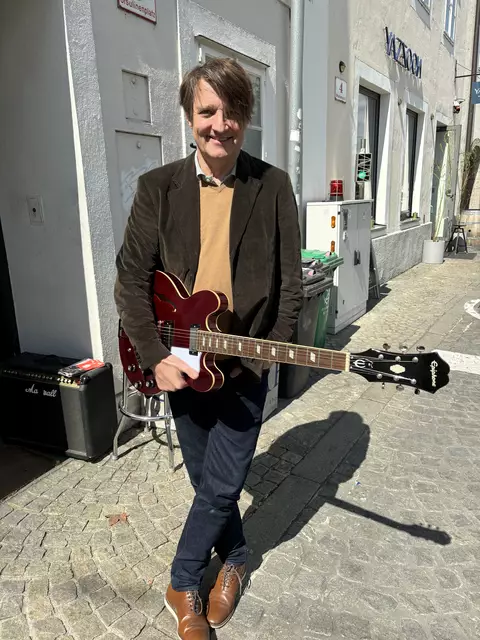 Aus der Salzburger Musikszene ist Michael Steinitz - besser bekannt als "Stootsie" - nicht wegzudenken. Seine Musik-Leidenschaft gehört vor allem den Sounds aus den 60er-Jahren  | Foto: Lisa Gold