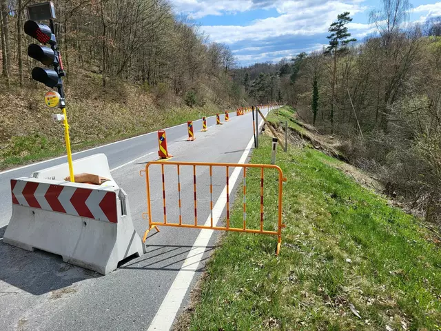 Der Bereich auf der B4 „Pernegger Graben“ ist eine Hangrutschung die vergangenes Jahr durch das Hochwasser verursacht wurde, und seither halbseitig gesperrt ist. Jetzt nach dem Winter haben wir bereits mit der Sanierung der Böschung begonnen. | Foto: Straßenmeisterei