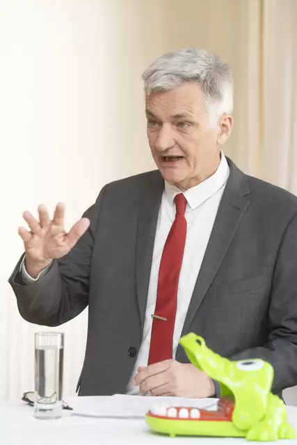 Stadtrat Manfred Eber (KPÖ) präsentiert den Rechnungsabschluss 2024.  | Foto: Foto Fischer/Stadt Graz