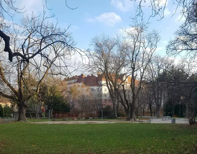 Mitten in Favoriten stiegen am helllichten Tag aus einem Fahrzeug vor dem Waldmüllerpark plötzlich mehrere Personen aus dem Kofferraum. (Archiv)