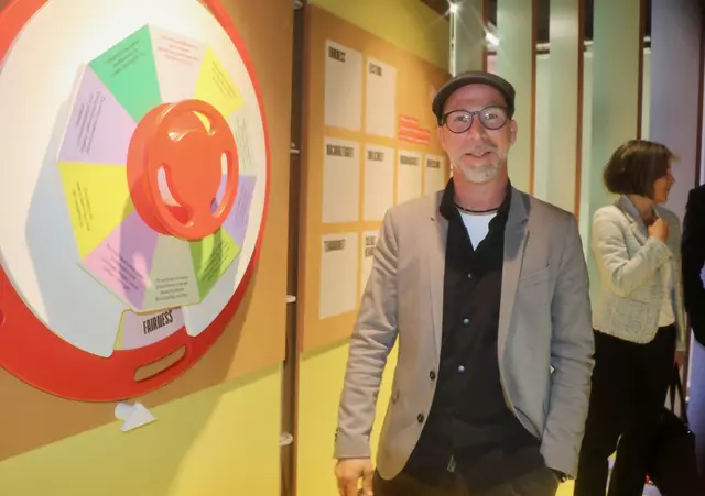 Auch Fußball-Experte Roman Mählich hat am Glücksrad in der Festivalzentrale Future Fit Experience im Museumsquartier gedreht. | Foto: Ulrike Kozeschnik-Schlick