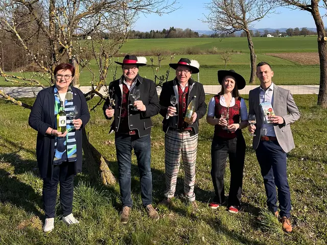 Michaela Hinterholzer mit den Mostbaronen. Am Bild v. l.: Michaela Hinterholzer (ÖVP Bürgermeisterin, KR und Obfrau LEADER Region Moststraße), Bernhard Datzberger (Mostbaron, Seppelbauer), Toni Distelberger (Mostbaron, GenussBauernhof Distelberger), Christa Pfligl (GenussBauernhof Distelberger) und Georg Trimmel (Geschäftsführer LEADER Region Moststraße).

  | Foto: Moststraße