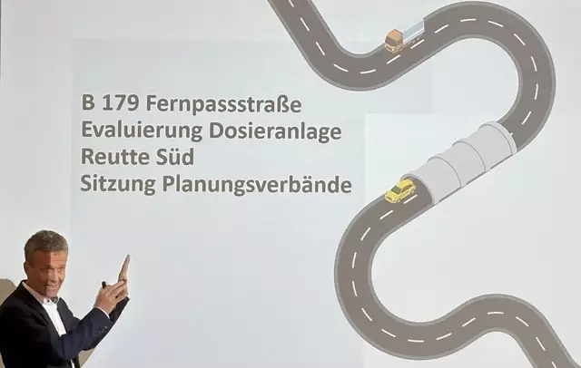 Robert Zach von der Landesbaudirektion informierte die Bürgermeister und Zuhörer umfassend über die Dosieranlagen entlang der B179. | Foto: Reichel