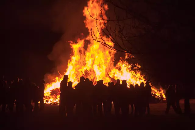 Am Karsamstag werden im gesamten Bezirk Osterfeuer entzündet.  | Foto: stock.adobe.com - Ingairis