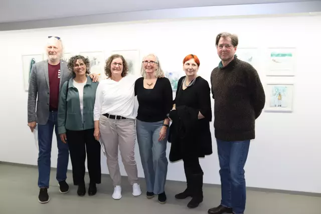 Ein Teil der ausstellenden Künstler:innen von links: Peppi Spiss, Helene Keller, Lisa Krabichler, Christine Lingg, Barbara Fuchs und Harald Gfader. | Foto: Elisabeth Zangerl