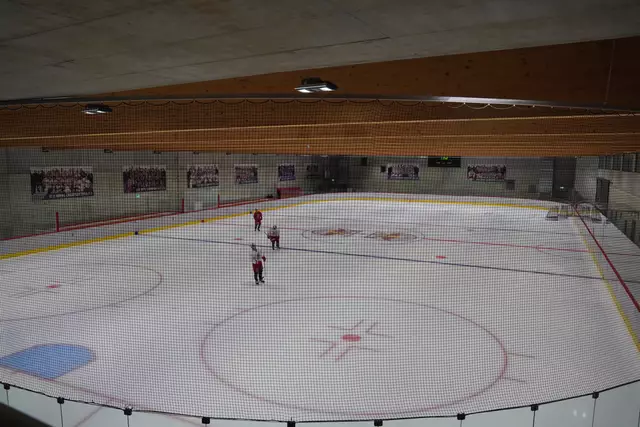 Die Red Bull Akademie verfügt über zwei Indoor-Eishallen. Hier sieht man einige der Nachwuchtalente beim Training. | Foto: Emanuel Hasenauer