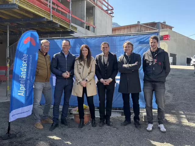 Bei der Firstfeier: Christian Kirchner Fa. Bodner,  Markus Schöpf Fa. Bodner, Cornelia Springer (Alpenländische), Bgm. Martin Wegscheider, Conrad Messner (DINA4) und Martin Köck Architekturstube | Foto: Kendlbacher