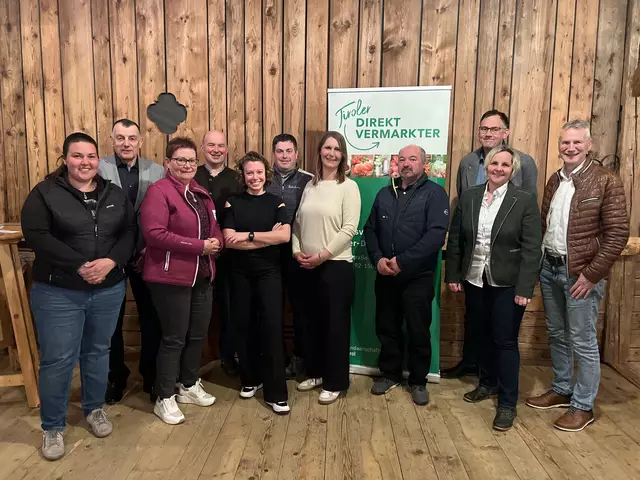 Gemeinsam für eine starke Direktvermarktung: Bezirksvorstand und Ehrengäste bei der Bezirksversammlung im Webhofer Brennstadel.