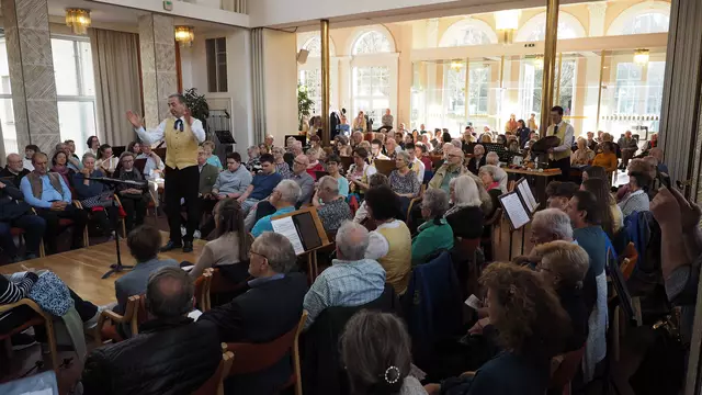 Zuhörer sitzen mitten unter den Musikern | Foto: Stadtkapelle Bad Hall