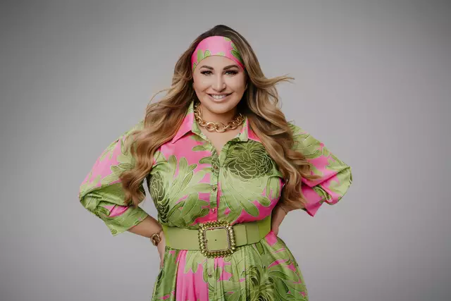 Schlagersängerin "Adriana" (Petra Melcher) will mit ihrem Lied ein kraftvolles musikalisches Zeichen für Veränderung setzen.  | Foto: Prontolux/Lizz Krobath