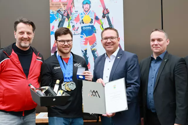 v.l.: Vizebürgermeister Gerhard Riegler, Florian Riesenhuber, Bürgermeister Christian Haberhauer (ÖVP) und Stadtrat Gerhard Irxenmayer. | Foto: ESV Amstetten