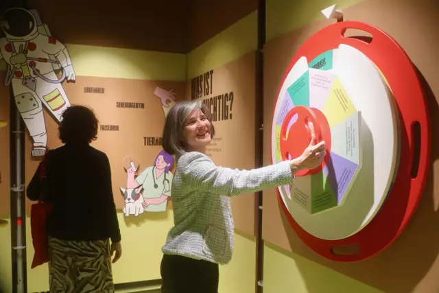 Katharina Luger (AMS Wien) dreht am Glücksrad in der Festivalzentrale Future Fit Experience im Museumsquartier.  | Foto: Ulrike Kozeschnik-Schlick