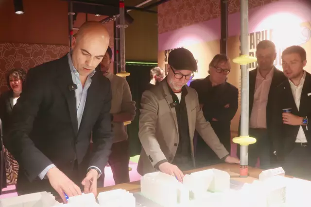 waff-Geschäftsführer Marko Miloradović (li.) und Ex-Fußballer und Trainer Roman Mählich wagen sich an die Robot-Challenge. | Foto: Ulrike Kozeschnik-Schlick