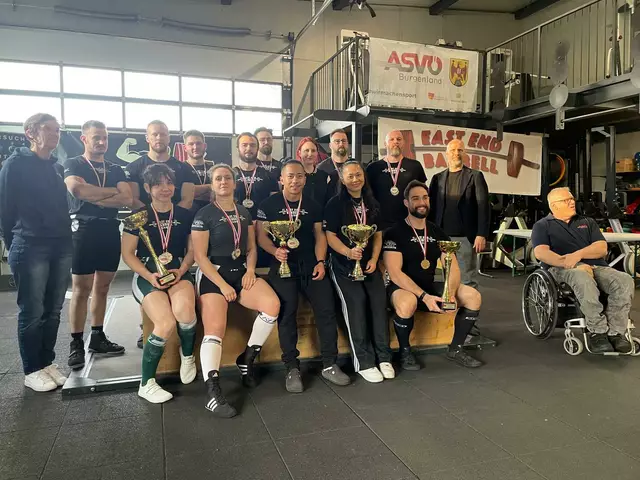 Starke Athleten und Athletinnen bei der Siegerehrung. Das Training hat sich ausgezahlt. | Foto: East End Barbell Club, Obmann Markus Steiner 