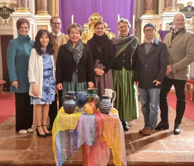 Pastoralvorständin Sabina Eder, Verwaltungsvorständin Johanna Lanzl und Pfarrer Markus Klepsa. Daneben das neue Seelsorge-Team bestehend aus Edith Friedl, Petra Daglinger, Regina Webersberger, Kaplan Johannes Feiyan Xu und Jürgen Schumacher (v. l.). | Foto: E. Rauch