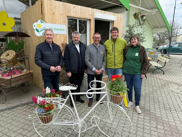 Rechtzeitig zum Start der Radsaison hat die Gärtnerei Schmidl ihre neue Blumen-Radlerrast in Gaubitsch eröffnet. | Foto: Schmidl
