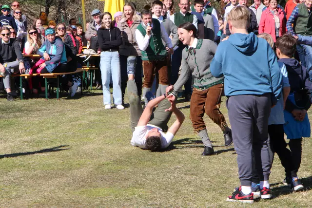Der Ostermontag wird im Tamsweger Ortsteil Wöting traditionell mit dem „Gones“-Rennen abgeschlossen. „Bei diesem österlichen Fangenspiel steht der ,Gones‘, also der Gänserich, mit dem Rücken zu einer Reihe von Pärchen und muss versuchen, die Frau zu erwischen. Schafft er es, so wird der vormalige Läufer zum neuen Gones. | Foto: Michael Moser