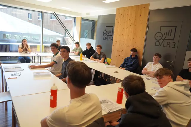 Die Schüler lauschen gespannt dem Unterricht. | Foto: Emanuel Hasenauer