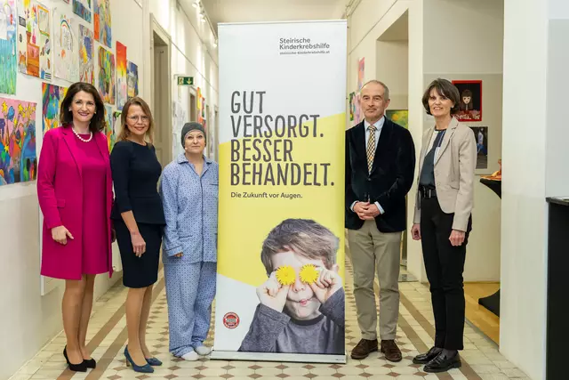 An der Pädagogischen Hochschule Steiermark wurde zum Benefizabend zugunsten der Steirischen Kinderkrebshilfe geladen. Am Foto: Vizerektorin Elisabeth Amtmann, Rektorin Beatrix Karl, Johanna Zirngast, Martin Benesch (Leiter der Klinischen Abteilung für pädiatrische Hämato-Onkologie) und Vizerektorin Regine Weitlaner (v. l.) | Foto: Pädagogische Hochschule Steiermark