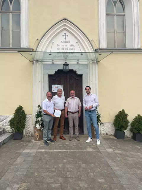 Bürgermeister Markus Salcher (l) und Landesabgeordneter Luca Burgstaller (r) übergaben die Spende. | Foto: SPÖ Kärnten