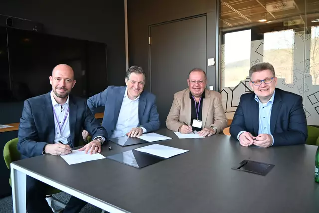 Vertragsunterzeichnung: Christoph Priemetshofer (Bereichsleiter Schrott voestalpine), Thomas Welser (Member of the Group Management Board &amp; CEO Welser Profile), Johann Neumüller (CEO EisenNeumüller) und Jörn Miklas (Vice President Steel Management Welser Profile)
