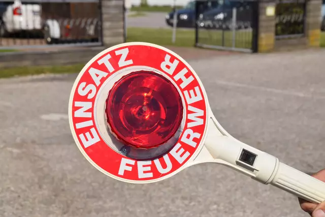 In Jungholz geriet am Freitag in den frühen Morgenstunden ein Müllcontainer in Brand. Das Feuer breitete sich auf ein Wirtschaftsgebäude aus. | Foto: WOCHE (Symbolbild)