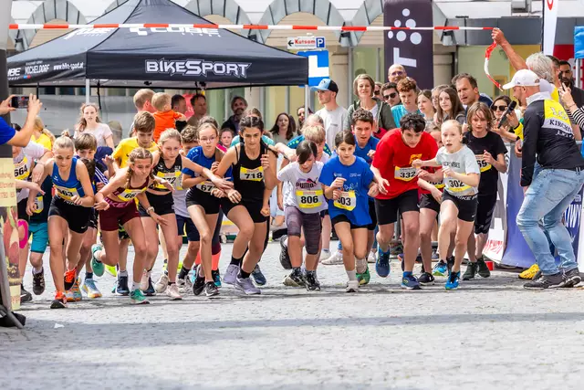 Jedes Kind erhält eine Finishermedaille im Ziel.
 | Foto: Gottfried Waibel