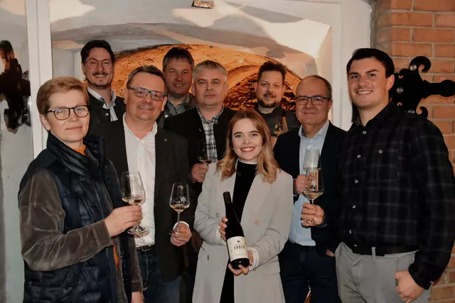Martina Hromatka-Erber, Bezirksobmann Johann Schöller, Bürgermeister Peter Hießberger, NÖ-Vize-Weinbaupräsident Leopold Müller, Jochen Hromatka, Sophie Hromatka, 3-Haubenkoch Mike Nährer, Klaus Goldmann, Moritz Schaffer | Foto: Marlies Riepl