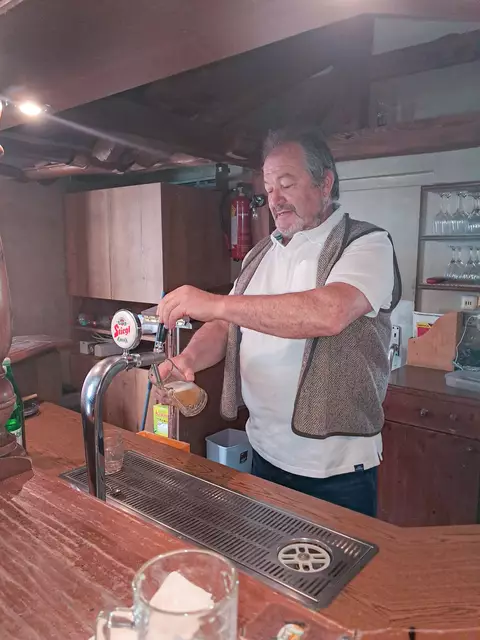 Nach dem Pensionsantritt von Sepp Neusteurer stand das beliebte Lokal „Kondi“ in Wiesen monatelang vor einer ungewissen Zukunft. Nun wurde eine Übergangslösung gefunden: Ab dem 7. April 2025 hat der Bauunternehmer aus Sigleß und langjährige Stammgast, Rudolf Bernhardt, die Pacht übernommen. | Foto: Treffpunkt Kondi