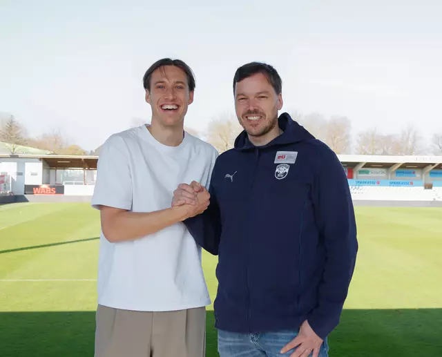 Philipp Offenthaler mit Sportdirektor Thomas Gebauer. | Foto: Sabrina Waldbauer