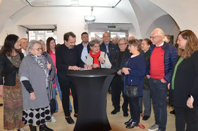 Neue Ausstellung in der Stadtgalerie: Kurator Helmuth Ploschnitznigg (2.v.l.) im Kreise der elf Künstlerinnen und Künstler. | Foto: Oblak
