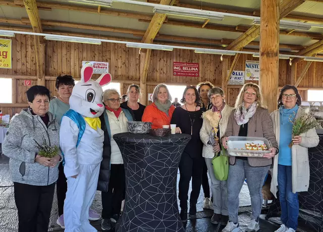 Die VP Frauen Edelschrott mit Leiterin Martina Holzmann (5. v. r.) und dem Osterhasen | Foto: VP Frauen Edelschrott