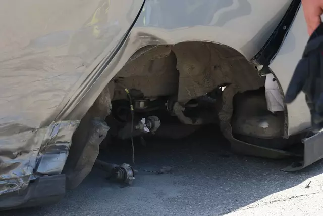 Im Ortszentrum von Steinerkirchen stoßen ein Renault und ein Ford so heftig zusammen, dass nur mehr Autowracks übrig bleiben. | Foto: laumat.at