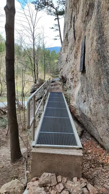 Stahlbrücken helfen bei der Umgehung der Felsen... | Foto: I.Wozonig