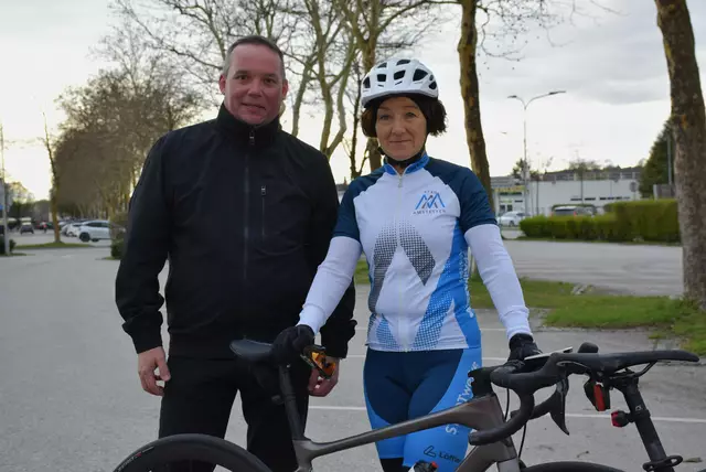 Sportstadtrat Gerhard Irxenmayer und Valerie Freinberger im Amstetten Dress. | Foto: Stadt Amstetten