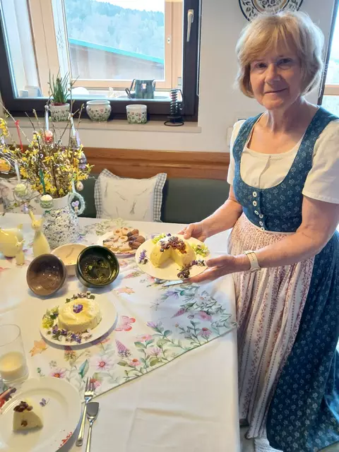 Auch Maria Friedl, die Leiterin der Goldhaubengruppe Vichtenstein, bereitet Oakas-Spezialitäten zu. | Foto: Wagner