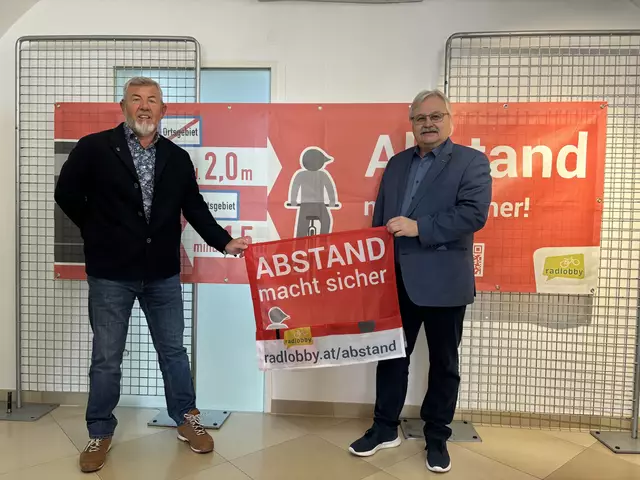 Der Brucker Vizebürgermeister Felix Böhm (LBW, r.) übergibt das Transparent an den geschäftsführenden Gemeinderat Kurt Gregor (SPÖ) aus Trautmannsdorf. | Foto: Bachhofner