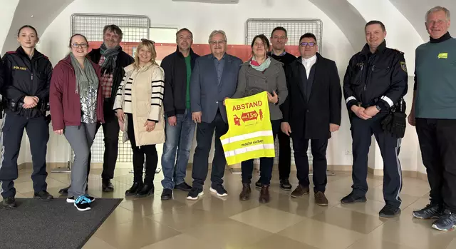 Lena Reisinger (Polizei-Aspirantin), Katharina Welzig-Kopelent (BH Verkehr), Roman Kral (Stadtrat, Grüne), Lisa Miletich (Stadträtin Bildung, SPÖ), Siegfried Steurer-Thimm (Stadtrat, Grüne), Felix Böhm (Vizebürgermeister, LBW), Maria Zögernitz (Radlobby NÖ), Pfarrer Jan Magyar (evang. Pfarre Bruck), Pater Erich Waclawski (kath. Pfarre Bruck), Peter Schefer (Polizei-Abteilungsinspektor) und Wolfgang Hohenauer (Radlobby Bruck) | Foto: Bachhofner