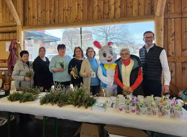 Bürgermeister Georg Preßler (r.) schaute auch beim Ostermarkt vorbei. | Foto: VP Frauen Edelschrott