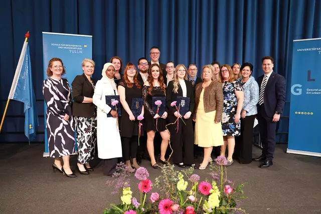NÖ Landtagsabgeordneter Bernhard Heinreichsberger, (1.v.r) und Schuldirektorin
Martina Ernegger (2.v.r) gemeinsam mit den Absolventinnen und Absolventen der Pflegeassistenz. | Foto: UK Tulln