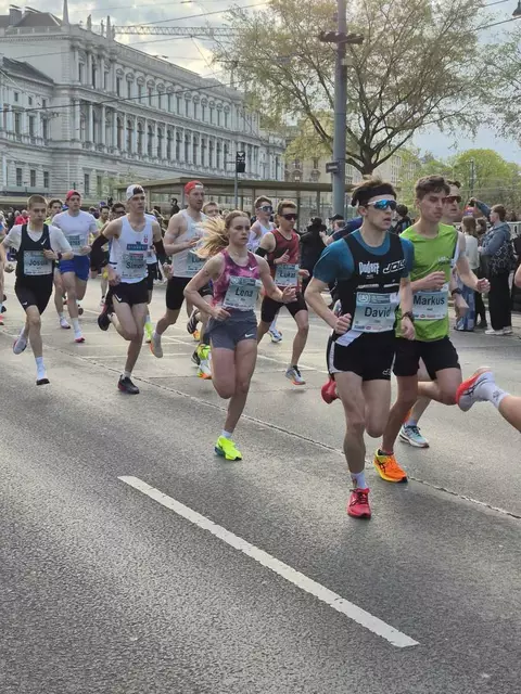 Tausende Läuferinnen und Läufer machen sich auf den Weg durch die Wiener Innenstadt – auch Athletinnen und Athleten des LAC Unlimited sind dabei. | Foto: Wildzseiss