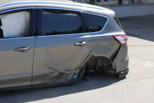 Im Ortszentrum von Steinerkirchen stoßen ein Renault und ein Ford so heftig zusammen, dass nur mehr Autowracks übrig bleiben. | Foto: laumat.at