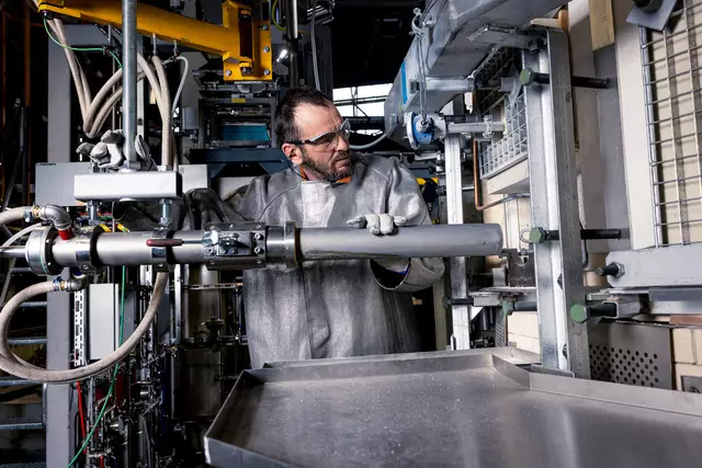 85 Mitarbeiter haben an der Entwicklung der neuen Schmelzwanne mitgearbeitet.  | Foto: Swarovski