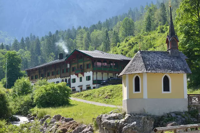 Große Pläne für das Kaisertal: Der Alpenverein Kufstein plant gemeinsam mit den Naturfreunden den Bau eines Abwasserkanals für drei Hütten – im Bild das Anton Karg Haus.  | Foto: Klaus Noggler.