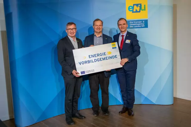 Bei der Auszeichnung v.l.: Herbert Greisberger (eNu), Martin Ziegler (Meiseldorf), Peter Obricht (Land NÖ). | Foto: eNu / Rechberger