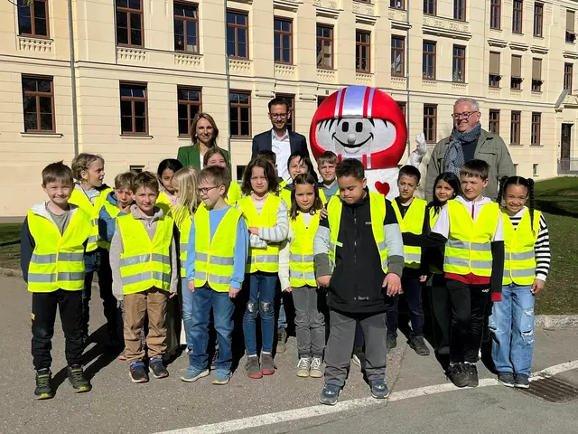 Sebastian Schuschnig und Sabine Kaulich vom Kuratorium für Verkehrssicherheit starteten HELMI Schwerpunktmonat in Kärnten. | Foto: Büro LR Schuschnig/Rauber