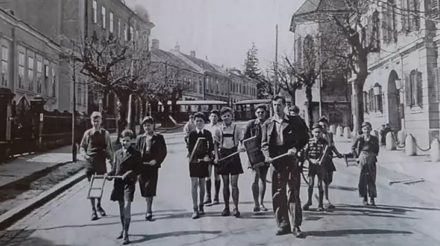 Die "Ratschenbuben", wie sie Anfang der 50er-Jahre durch die Straßen zogen. Heuer gibt's im Mauer wieder ein "Ratschen".  | Foto: privat
