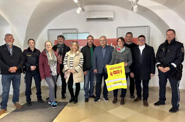 Kurt Gregor (GGR Trautmansdorf, SPÖ), Lena Reisinger (Polizei-Aspirantin), Katharina Welzig-Kopelent (BH Verkehr), Roman Kral (Stadtrat, Grüne), Lisa Miletich (Stadträtin Bildung, SPÖ), Siegfried Steurer-Thimm (Stadtrat, Grüne), Felix Böhm (Vizebürgermeister, LBW), Maria Zögernitz (Radlobby NÖ), Pfarrer Jan Magyar (evang. Pfarre Bruck), Pater Erich Waclawski (kath. Pfarre Bruck) und Peter Schefer (Polizei-Abteilungsinspektor)






 | Foto: Bachhofner