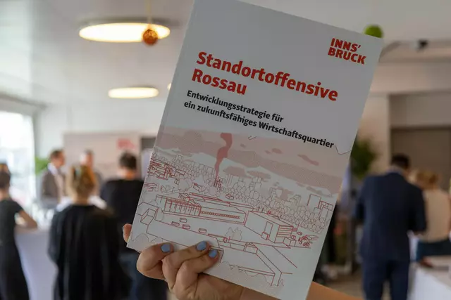 Rund 140 Seiten fasst die neue Entwicklungsstrategie für das Wirtschaftsquartier Rossau. | Foto: M. Freinhofer