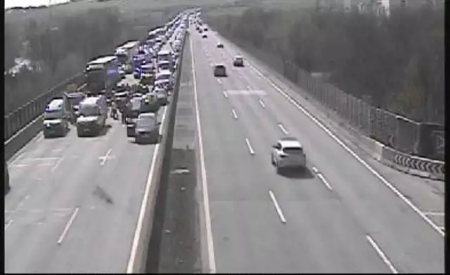 Die Rettungskräfte sind bereits vor Ort. Es kam zu einer Kollision zwischen mehreren Fahrzeugen.  | Foto: ASFINAG Verkehrskamera